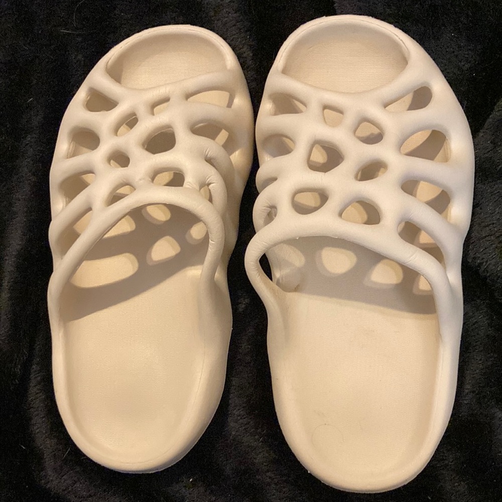 NWOT Cream colored Crocs(?) sz 7 (38) Wide Holes on Top, Wavy Soles,